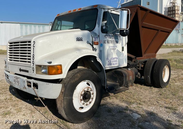 2000 International 4900  feed delivery truck - MR9353