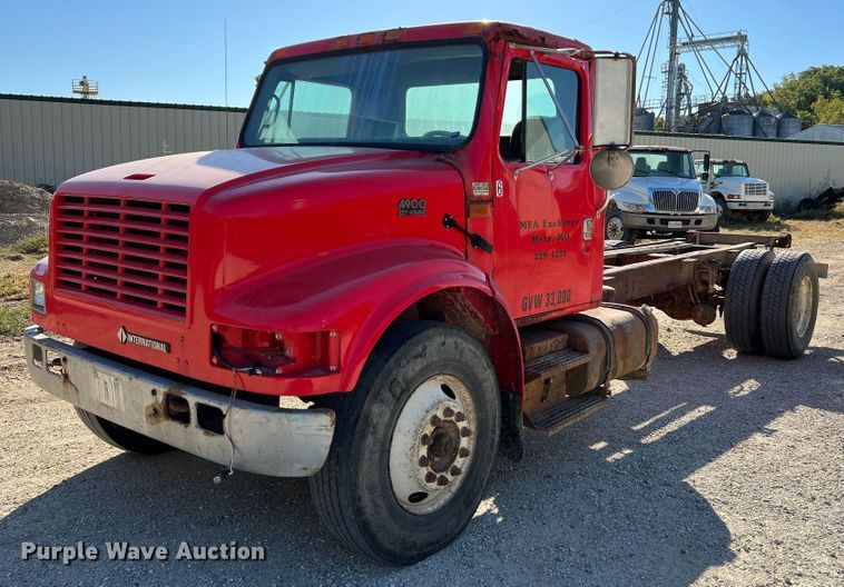 2000 International 4900  truck cab and chassis - MR9919