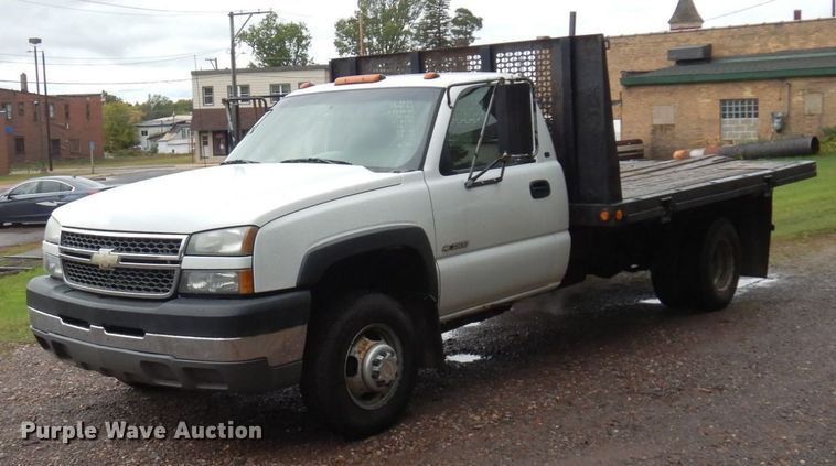 2005 Chevrolet Silverado 3500HD  flatbed pickup truck - MH9223