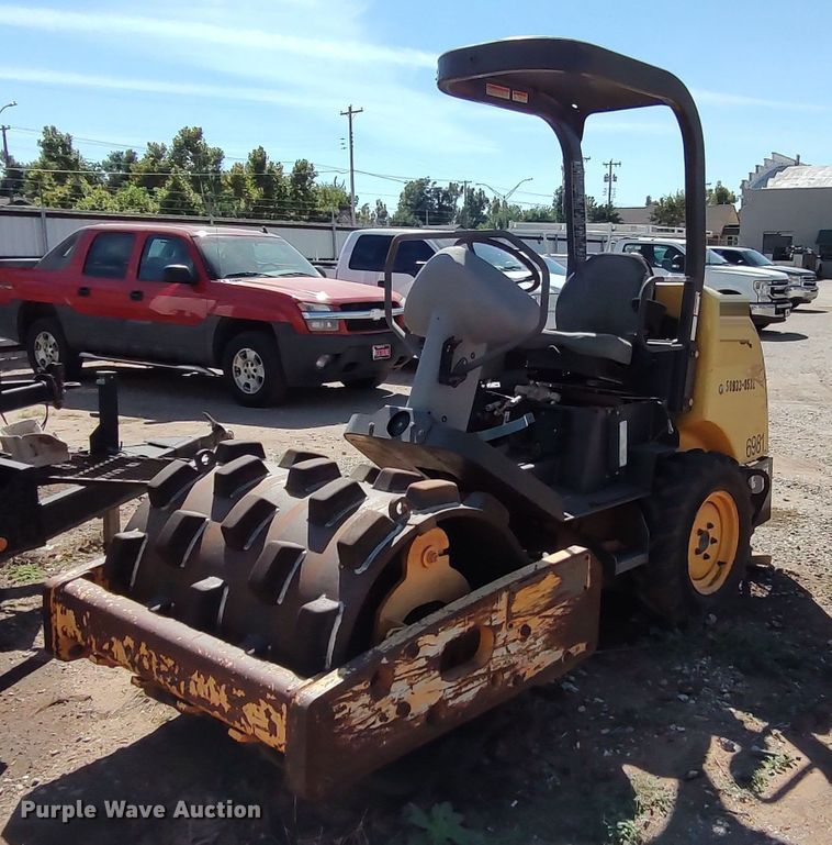 2010 Volvo SD25D  single drum roller - LK9889