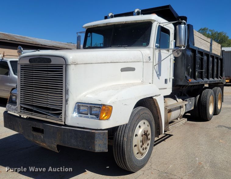 1989 Freightliner FLD120  dump truck - LN9607