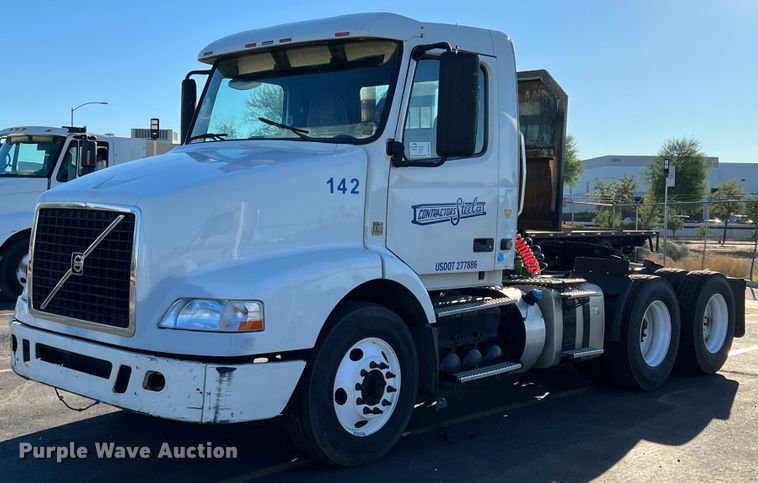 2011 Volvo VN  semi truck - DO8846