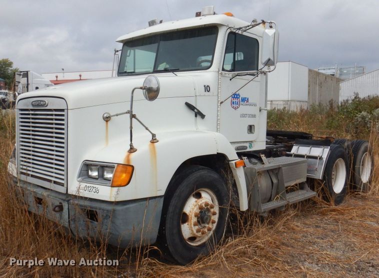 2000 Freightliner FLD112  semi truck - MW9297