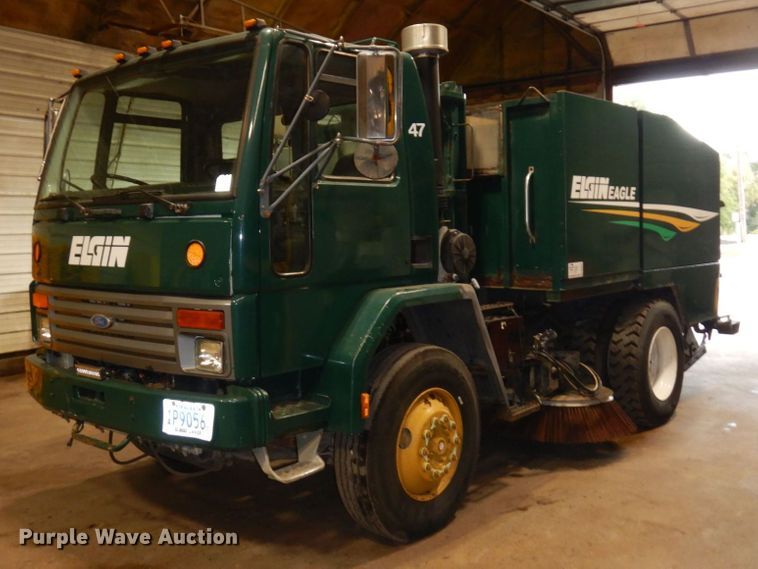 1997 Ford CF8000  street sweeper truck - DR0551