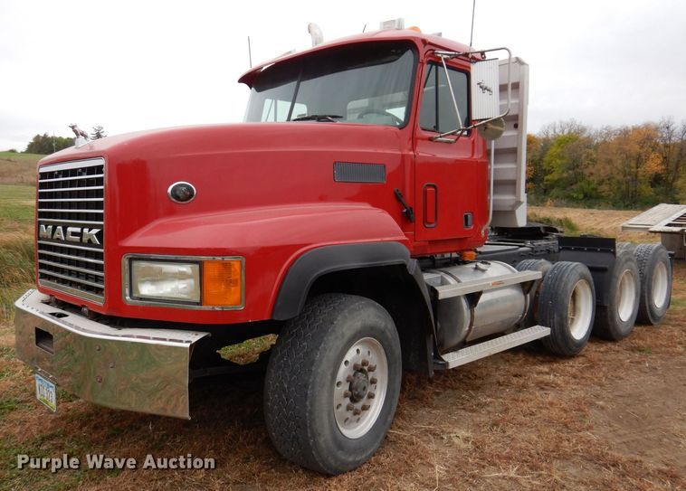 2000 Mack CL713  semi truck - KW9381