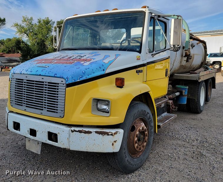 1998 Freightliner FL70  vacuum truck - LL9543
