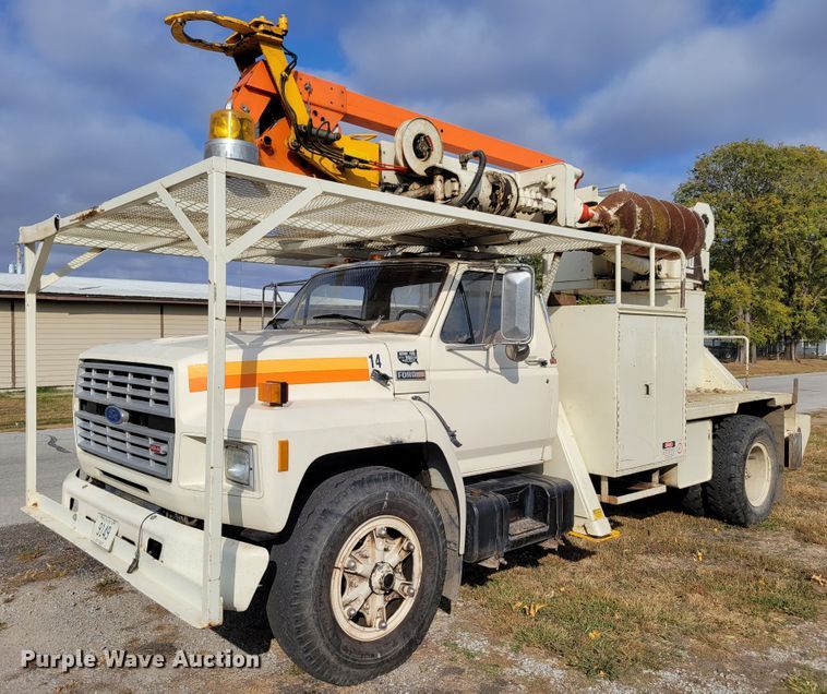 1985 Ford F800  digger derrick truck - DM8074