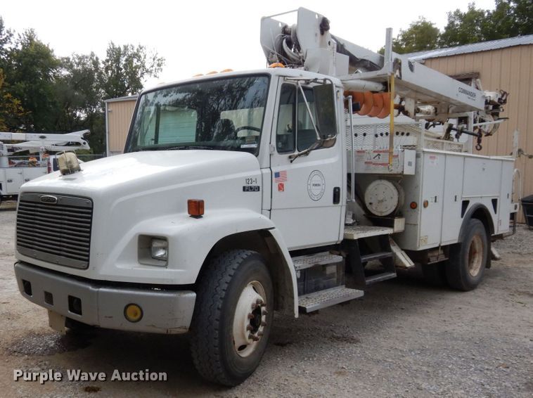 2001 Freightliner FL70  digger derrick truck - LY9225