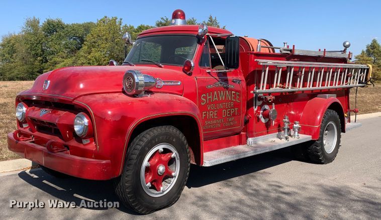 1954 Ford F800  pumper fire truck - MH9826