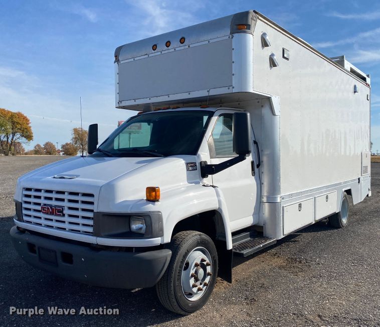 2005 GMC C5500  satellite broadcasting truck - JW9338