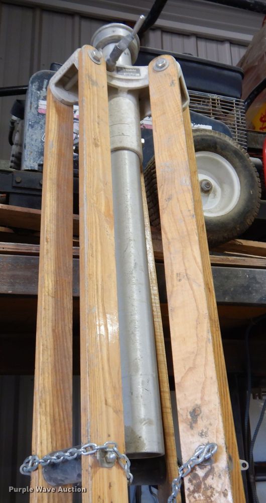 Trimble 408700-07  tripod - KW9301