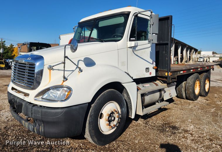 2001 Freightliner Columbia  flatbed truck - MK9475