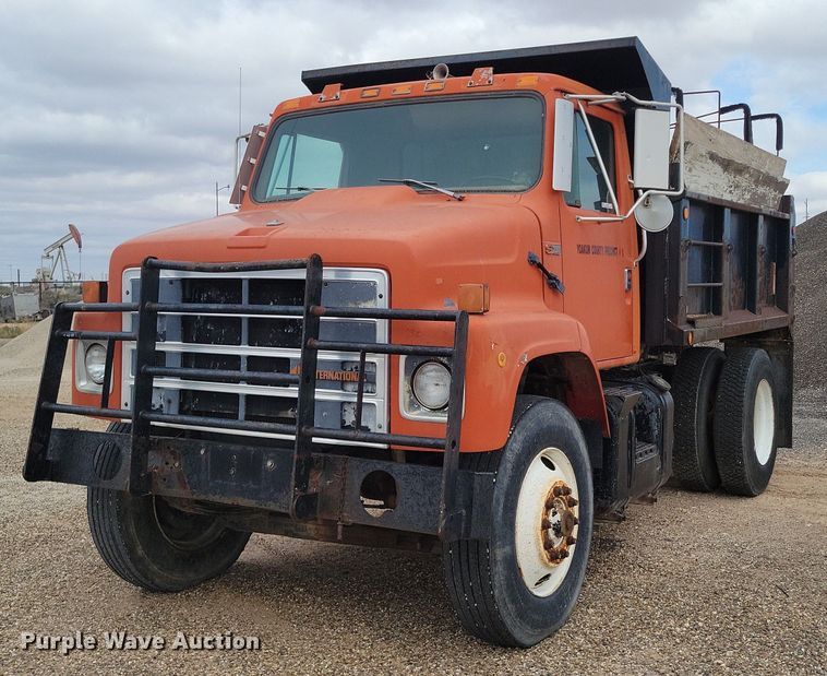1987 International S2375  dump truck - LG9320