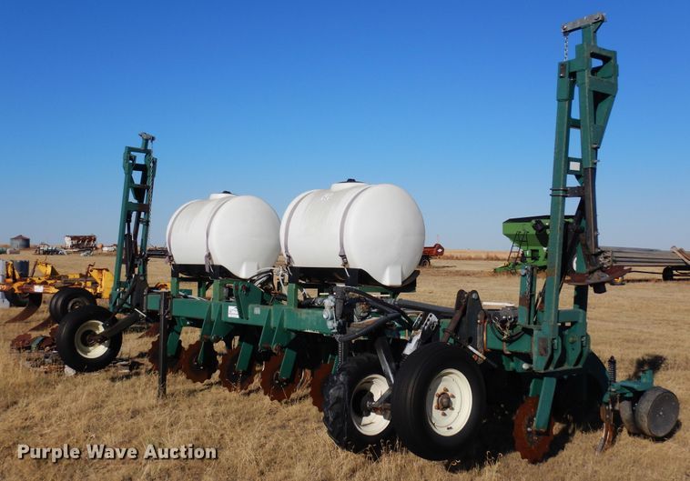 Moore-built  strip-till - DF8150