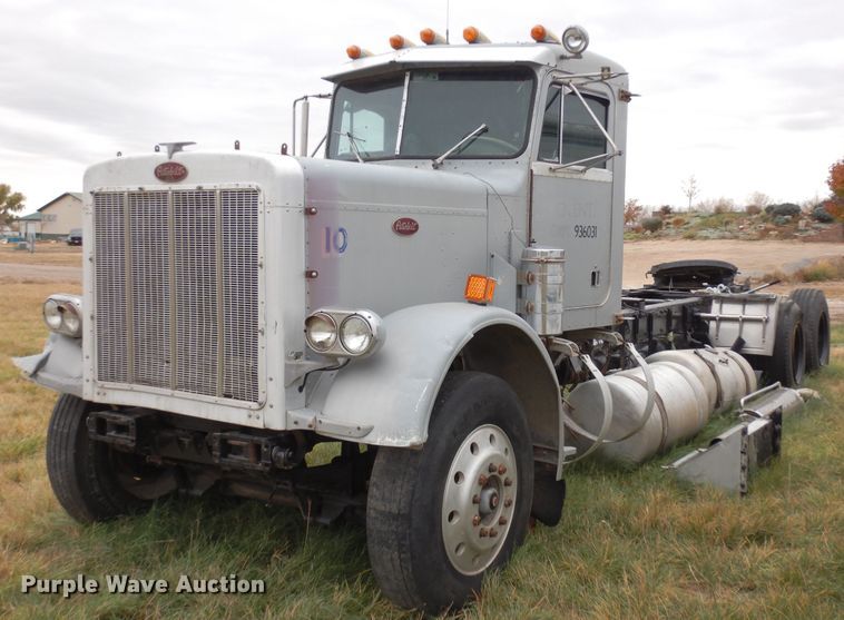 1987 Peterbilt 359  truck cab and chassis - DF8213