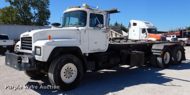 1999 Mack RD688S  roll-off container truck - DQ1871