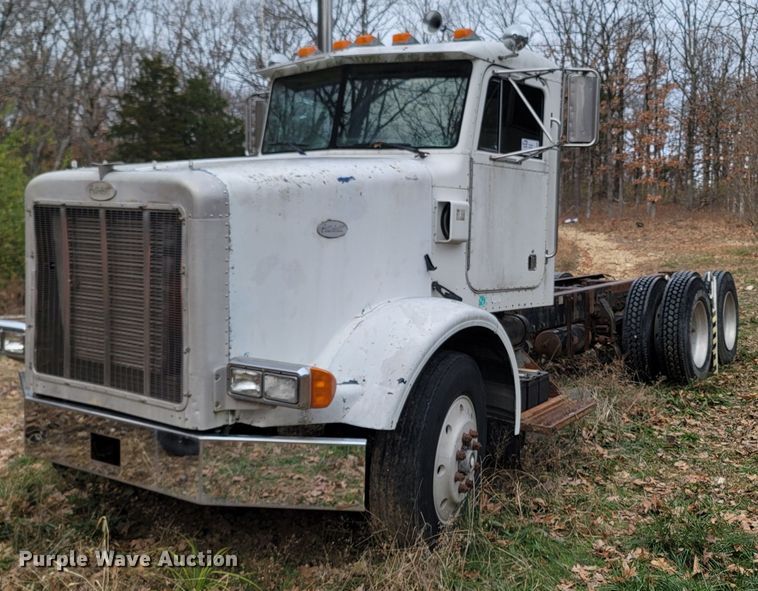 1992 Peterbilt 378  truck cab and chassis - DR3359