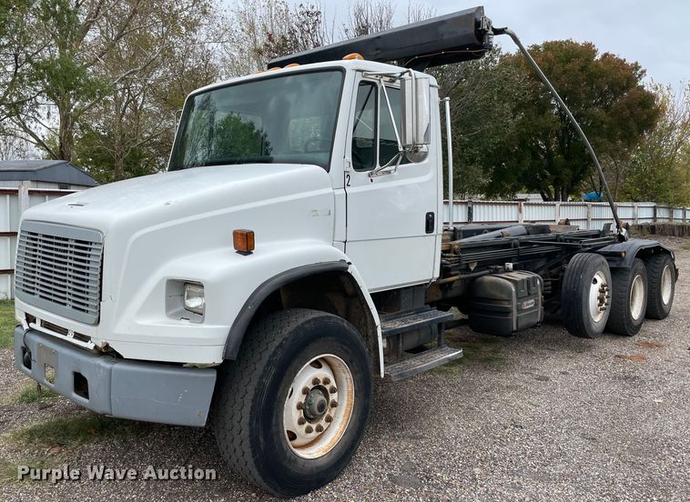2003 Freightliner FL80  hook lift truck - MR9495