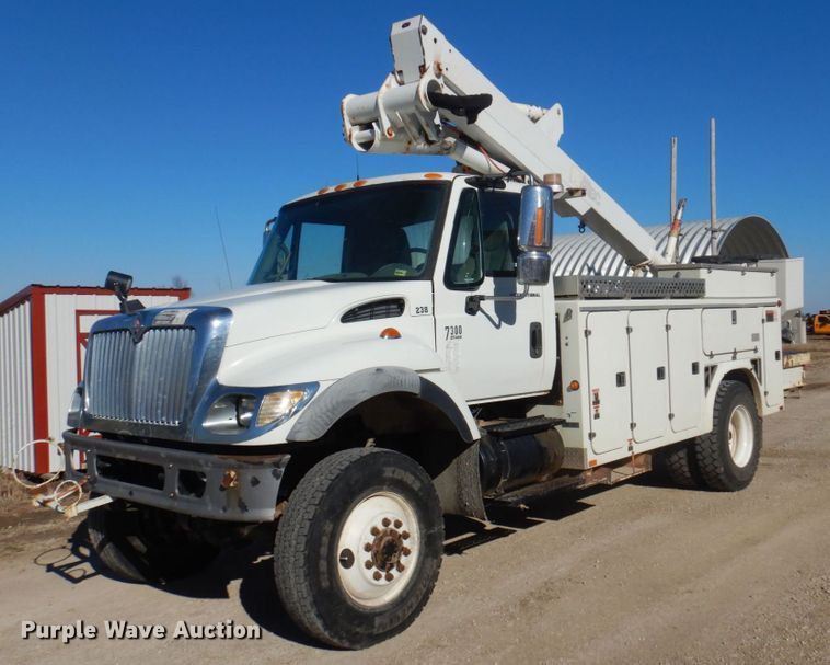 2004 International 7300  bucket truck - MW9351