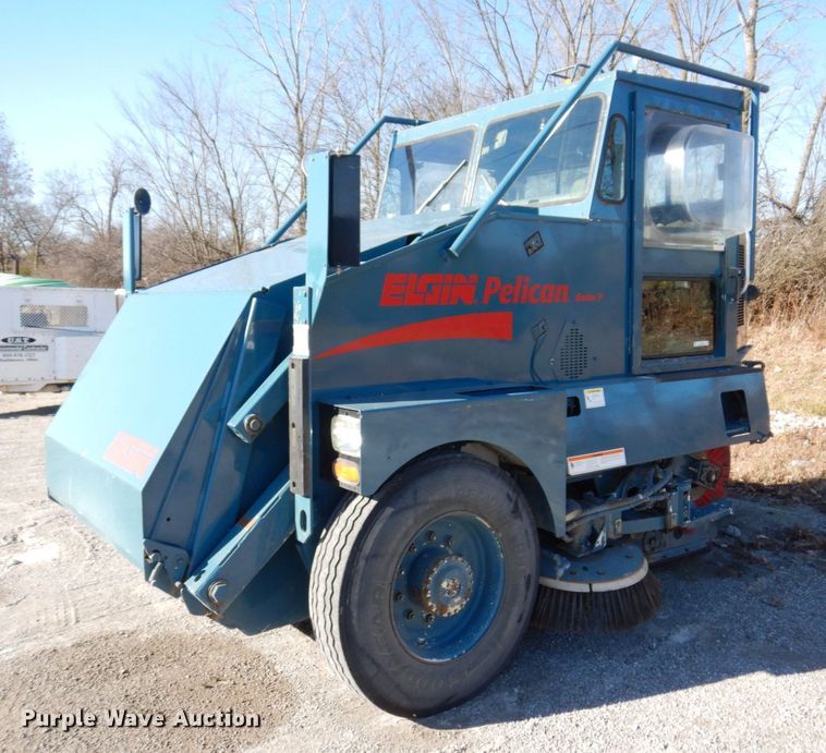 1995 Elgin Pelican Series P  street sweeper - JL9781
