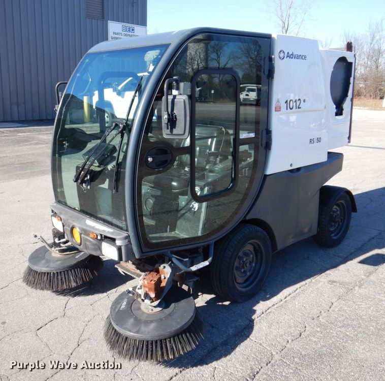 2010 Nilfisk Advance RS501  street sweeper - JL9782