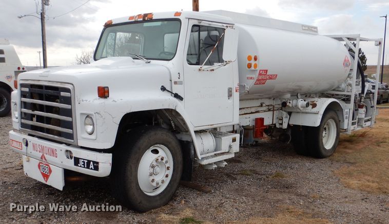 1984 International 1654  fuel truck - MT9817