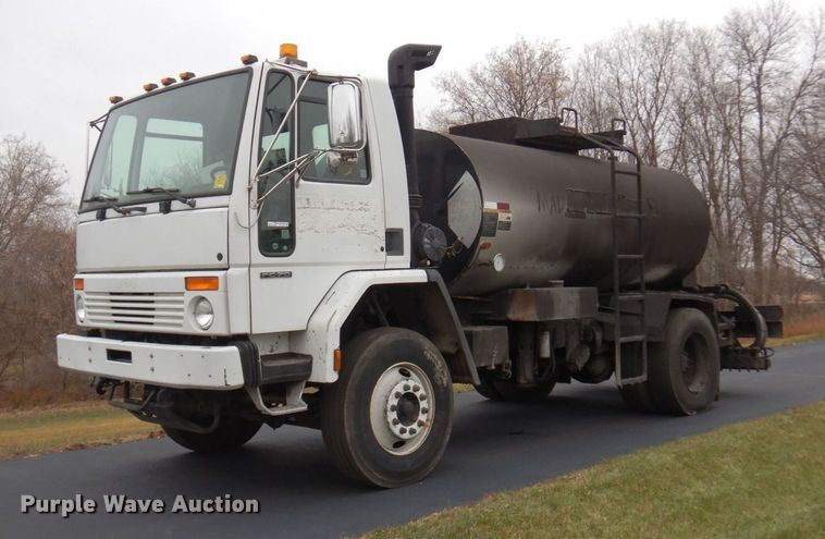 2002 Freightliner FC70  oil distributor truck - AF9447