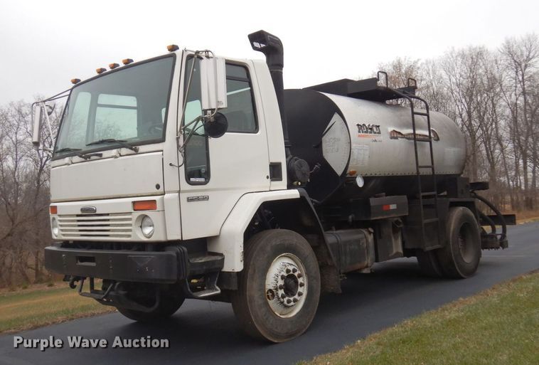 2005 Freightliner FC80  oil distributor truck - AF9448