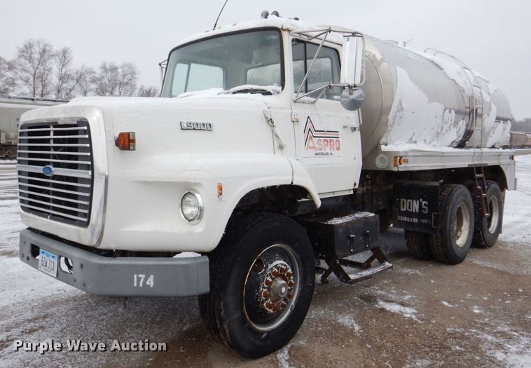 1989 Ford L9000  water truck - MJ9853
