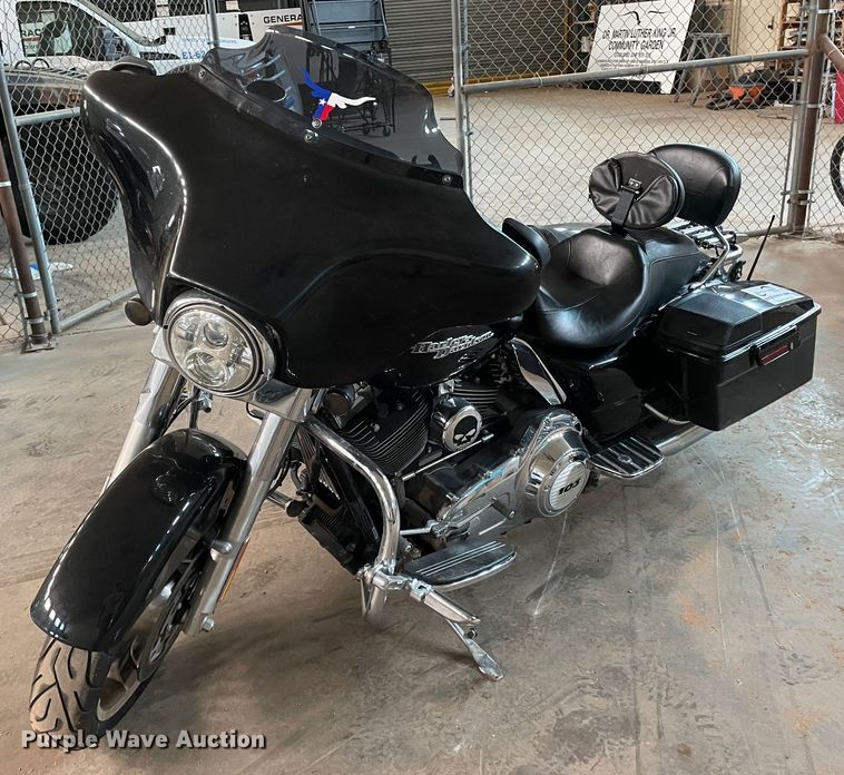 2011 Harley Davidson FLHXI Street Glide  motorcycle - DJ5246