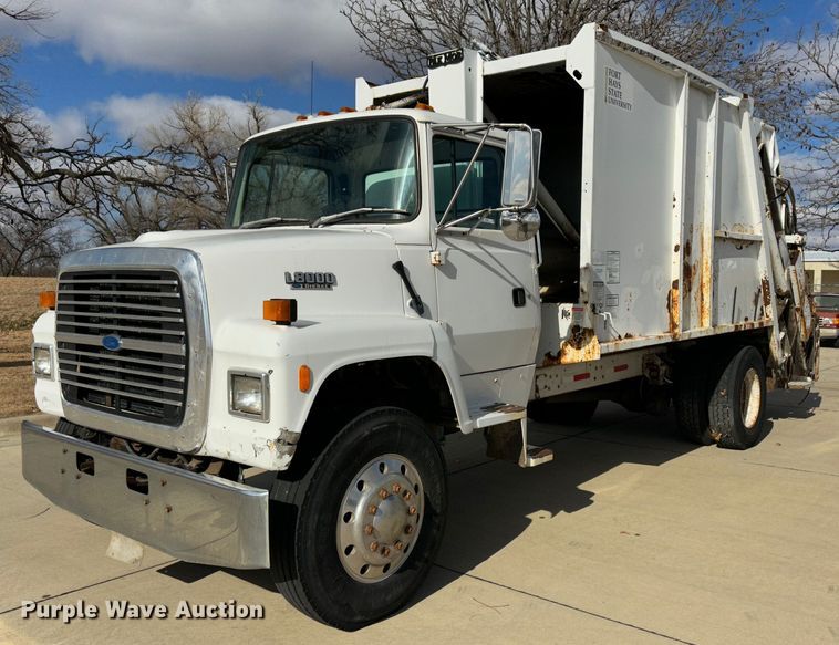 1993 Ford L8000  refuse truck - JD9800