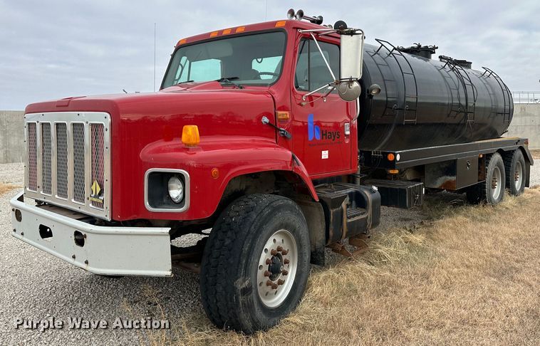 1998 International 2674  tank truck - JD9826