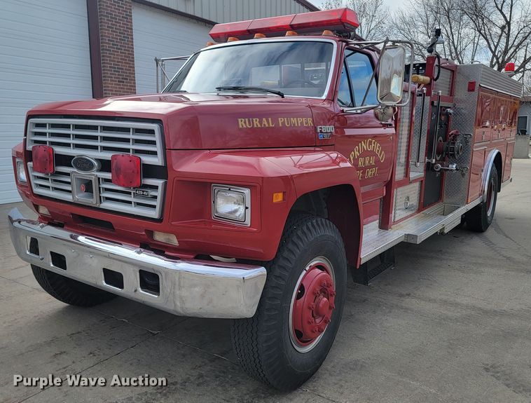 1990 Ford F800  pumper fire truck - LL9732