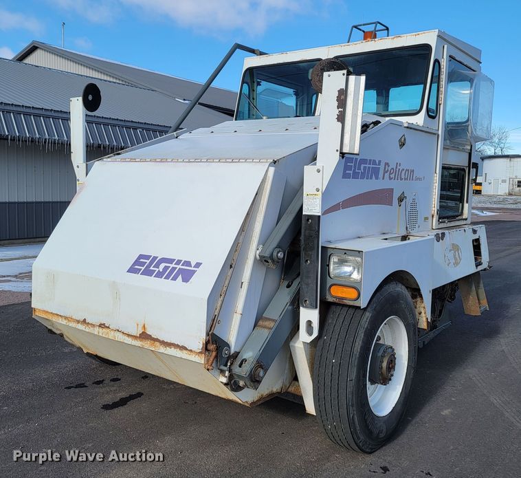 2002 Elgin Pelican P  street sweeper - LL9747