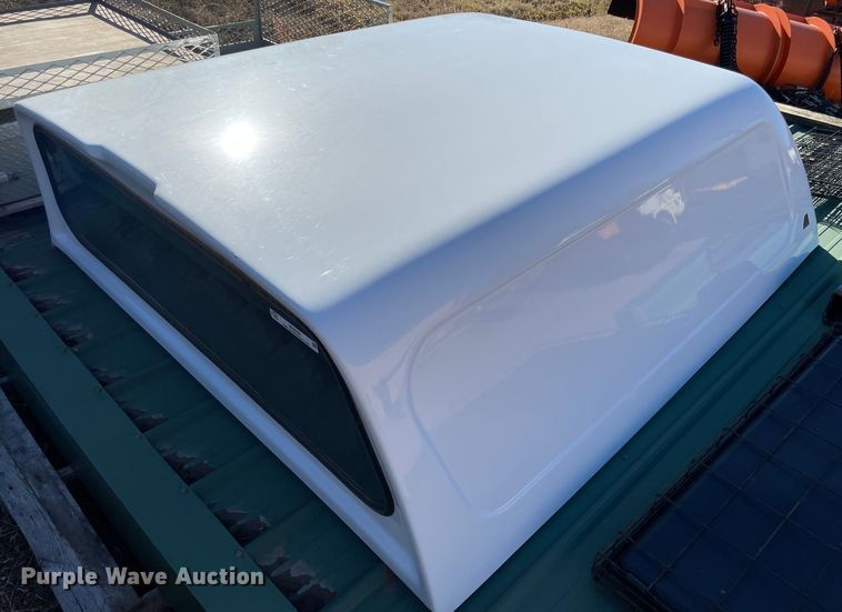 Leer  pickup truck topper - MI9550