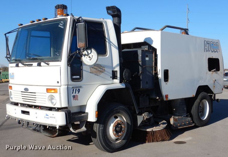 2005 Sterling SC8000  street sweeper truck - MT9915