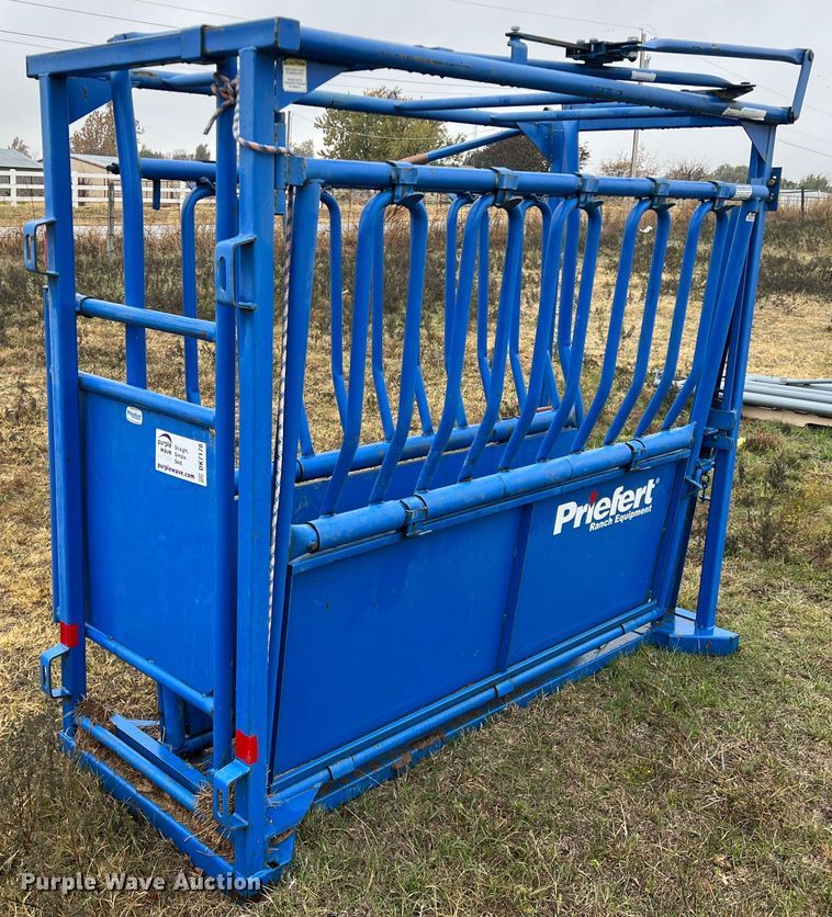 Priefert  livestock squeeze chute - DK7178