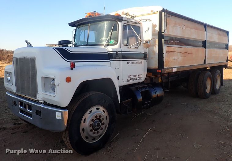 1983 Mack R686ST  grain truck - DQ4983