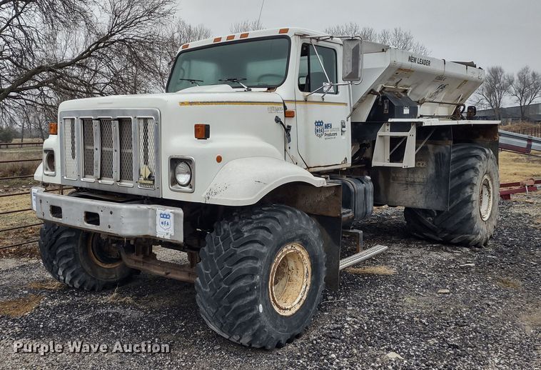 1998 International 2554  applicator truck - DR8083