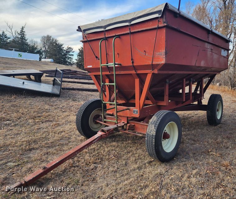 M&W  gravity wagon - KC9376