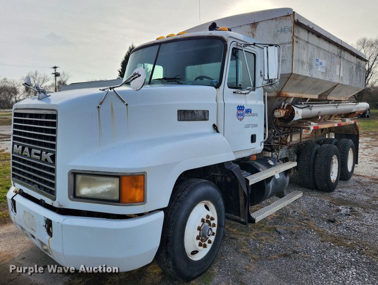 1996 Mack CH613  fertilizer delivery truck - KT9559
