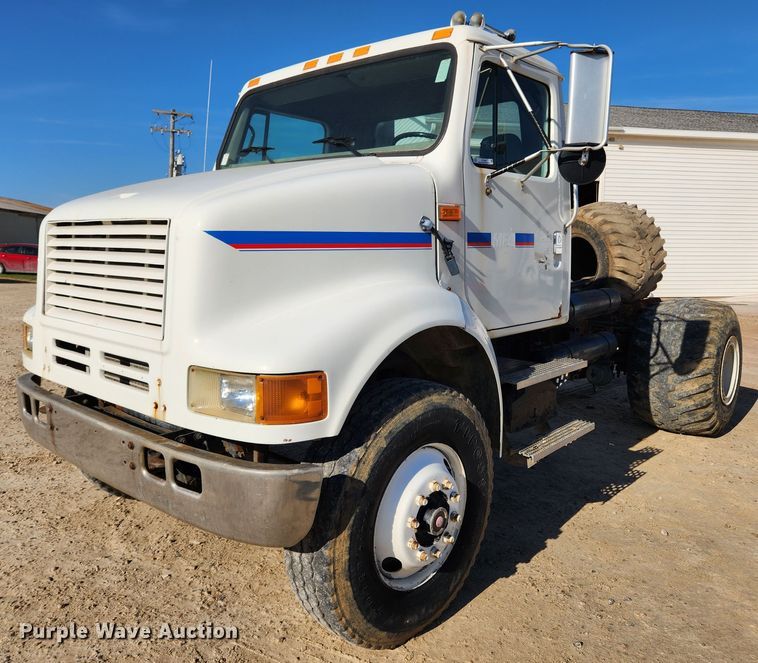1994 International 8100  applicator cab and chassis - KT9588