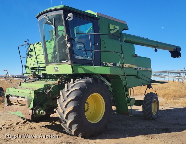 1987 John Deere 7720 Titan II  combine - LG9391