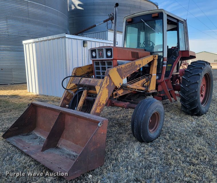 International 1086  tractor - ME9599