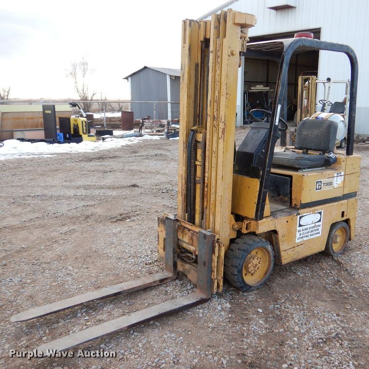 Caterpillar T300  forklift - MT9910