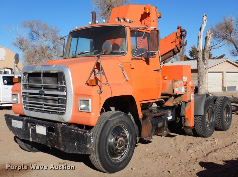 1989 Ford L8000  crane truck - DF8264