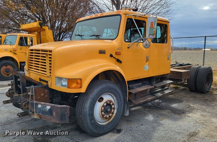 2001 International 4900  truck cab and chassis - LR9125