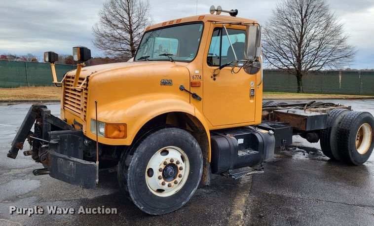 2002 International 4900  truck cab and chassis - LR9129