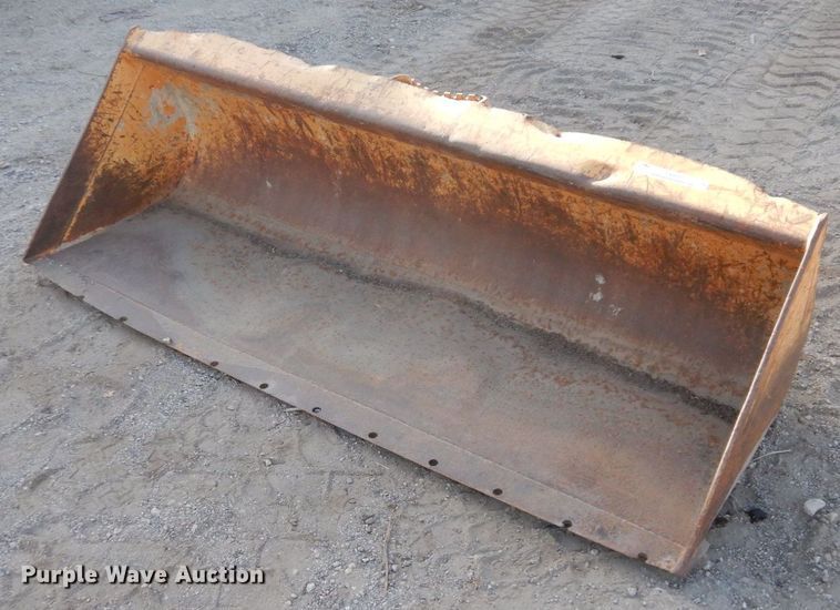 Case  72&quot;W skid steer bucket - LY9185