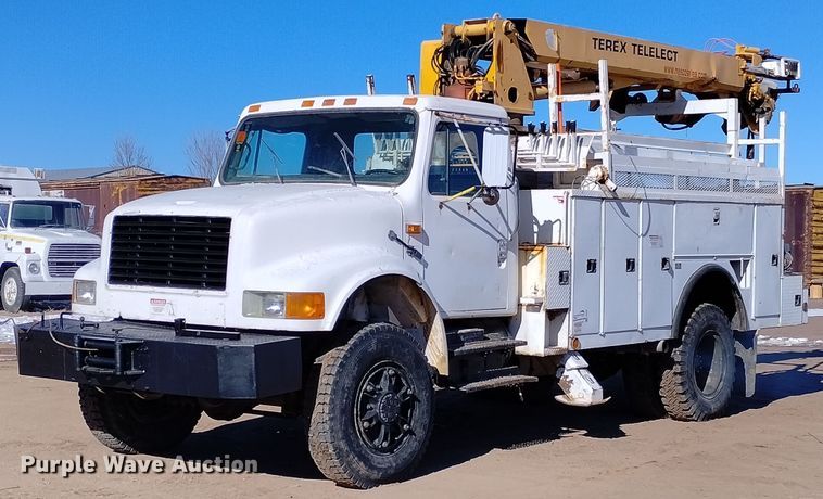 1990 International 4800  digger derrick truck - DF8224